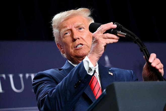 도널드 트럼프 미국 대통령이 27일 (현지시간) 플로리다주 마이애미의 트럼프 내셔널 도랄 마이애미 리조트에서 열린 공화당 하원 콘퍼런스에서 연설하고 있다. /AFP=뉴스1