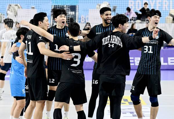 승리 후 기뻐하는 현대캐피탈 선수들. 사진┃KOVO
