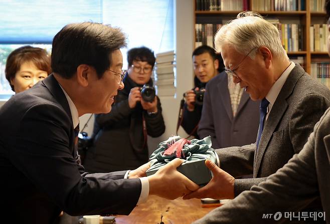 (서울=뉴스1) = 이재명 더불어민주당 대표(왼쪽)가 30일 오후 경남 양산시 하북면 평산마을 문재인 전 대통령 사저를 방문해 문 전 대통령에게 선물을 전달하고 있다. (더불어민주당 제공) 2025.1.30/뉴스1 Copyright (C) 뉴스1. All rights reserved. 무단 전재 및 재배포, AI학습 이용 금지. /사진=(서울=뉴스1)