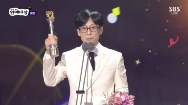 방송인 유재석이 트로피를 들어 올리고 있다. / 2024 SBS '연예대상'