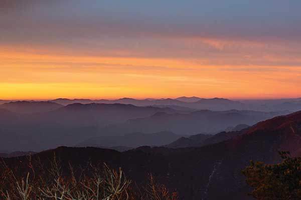 백암산 정상. 해가 뜨기 전 붉은띠를 넓혀가는 하늘을 지켜보았다. 시간이 지날수록 멀리까지 보이는 산들이 첩첩산중을 이룬다.