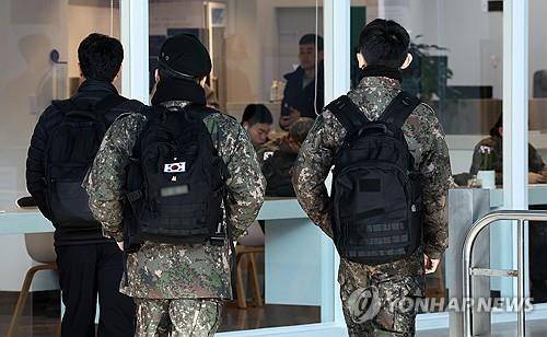 병사 월급 인상 (서울=연합뉴스) 김인철 기자 = 1일 서울역에서 군 장병들이 이동하고 있다. 2024.1.1
yatoya@yna.co.kr