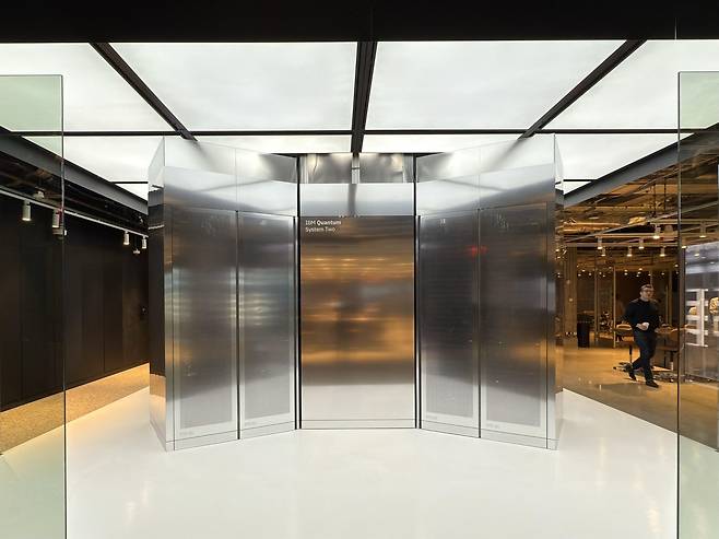 IBM 퀀텀 시스템 투 (뉴욕=연합뉴스) 이지헌 특파원 = 30일(현지시간) 미국 뉴욕주 요크타운하이츠의 IBM 왓슨 연구소에 가동 중인 퀀텀컴퓨터 IBM 퀀텀 시스템 투. 2025.1.30 pan@yna.co.kr