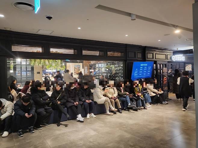 서울 종각역 인근 한 ‘애슐리 퀸즈’ 매장 앞에 점심을 먹으려는 사람들이 길게 줄을 섰다. 사진=안혜원 기자