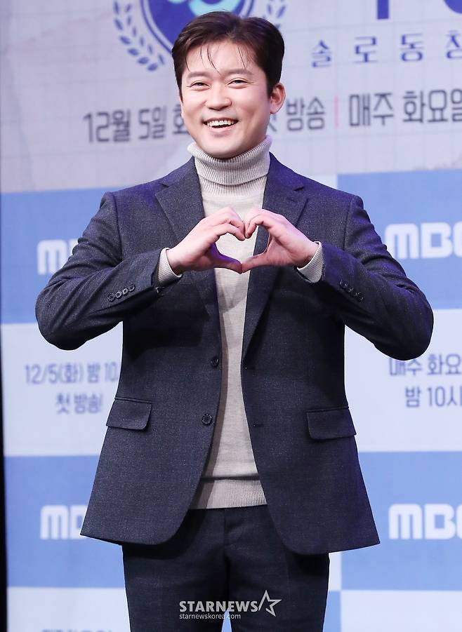 아나운서 김대호가 5일 오후 서우 마포구 상암동 MBC사옥에서 진행된 예능 '솔로 동창회 학연' 제작발표회에 참석해 포즈를 취하고 있다. '솔로 동창회 학연'은 학창 시절 친구가 연인이 되는 ‘솔로 동창회‘로, 10여 년 만에 모인 초등학교 동창생들이 4박 5일간 함께하며 사랑을 싹틔우는 연애 리얼리티다. 2023.12.05 /사진=김창현