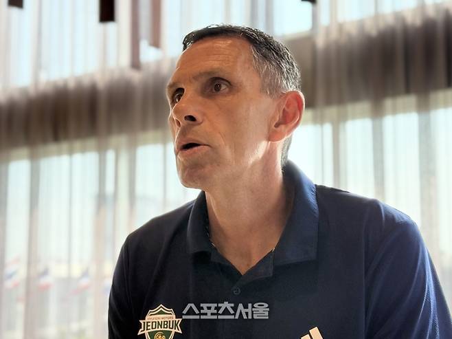 전북 현대 거스 포옛 감독이 지난달 25일 태국 방콕 동계 훈련 캠프에서 취재진을 만나 인터뷰에 응하고 있다. 방콕 | 정다워 기자