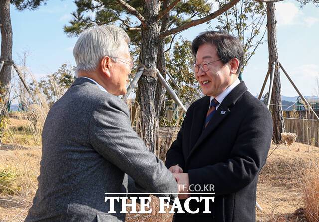 조기 대선과 2심 선고를 앞두고 더불어민주당 내 계파간 신경전이 이어지고 있다. 이재명 더불어민주당 대표(오른쪽)가 지난달 30일 경남 양산 평산마을을 찾아 문재인 전 대통령을 예방했다. 지난해 9월 당대표 연임 인사 이후 4개월 만이다. /더불어민주당