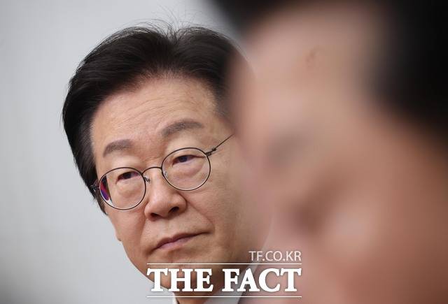 이재명 더불어민주당 대표가 지난달 31일 오전 서울 여의도 국회에서 열린 최고위원회의에서 참석자들의 발언을 경청하고 있다./뉴시스