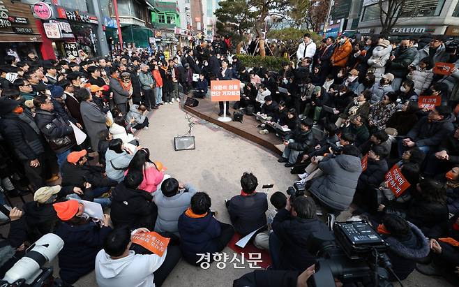 이준석 개혁신당 의원이 2일 서울 마포구 홍대 레드로드 버스킹거리에서 정치 현안 관련 기자회견을 하고 있다. 권도현 기자