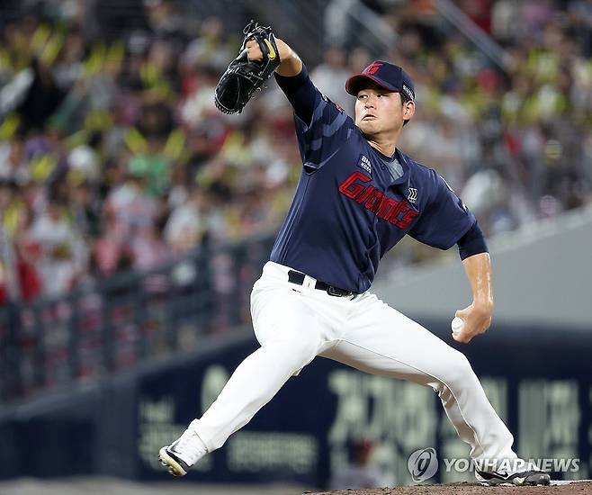 투구하는 김진욱 (광주=연합뉴스) 조남수 기자 = 12일 광주기아챔피언스필드에서 열린 프로야구 롯데 자이언츠와 KIA 타이거즈의 경기. 롯데 선발투수 김진욱이 2회에 투구하고 있다. 2024.9.12 iso64@yna.co.kr