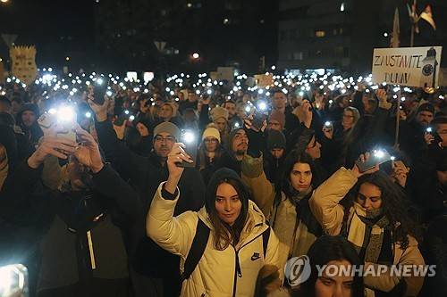 노비사드 참사 희생자 추모 시위 (세르비아 노비사드 AP=연합뉴스) 2025년 2월 1일 세르비아 노비사드에서 3개월 전 발생한 이 도시 기차역 지붕 붕괴사고로 숨진 희생자들을 추모하는 시위가 열리고 있다. (AP Photo/Darko Vojinovic) 2025.2.2.