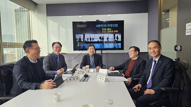◇한반도문화관광연구원 주최로 열린 '제2차 관광 상생포럼'에는 관광분야 주요 전문가들이 참여해 2024년 관광산업진단과 더불어 2025년을 전망하고 지속가능한 관광산업 발전을 위한 해법을 모색했다. 사진 왼쪽부터 류광훈 한국문화관광연구원 선임연구원, 이훈 한양대학교 관광대학원장, 김형우 한반도문화관광연구원 원장, 김철원 경희대학교 관광학부 고황명예교수, 김병삼 한국관광협회중앙회 사무처장..