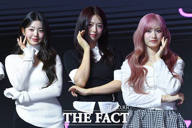 그룹 아이브의 장원영과 안유진, 이서(왼쪽부터)가 3일 오후 서울 영등포구 콘래드호텔에서 열린 세 번째 EP 앨범 '아이브 엠파시(IVE EMPATHY)' 발매 기념 기자간담회에 참석해 포즈를 취하고 있다. /서예원 기자