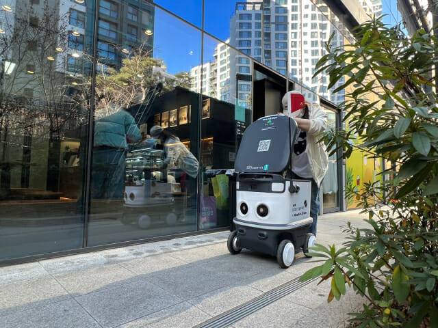 뉴빌리티의 자율주행 로봇 '뉴비'가 래미안 리더스원 아파트 단지 내에서 음식을 배달하고 있다. (사진=지디넷코리아 신영빈 기자)
