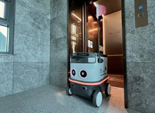 뉴빌리티의 자율주행 로봇 '뉴비'가 래미안 리더스원 아파트 단지 내에서 음식을 배달하고 있다. (사진=지디넷코리아 신영빈 기자)