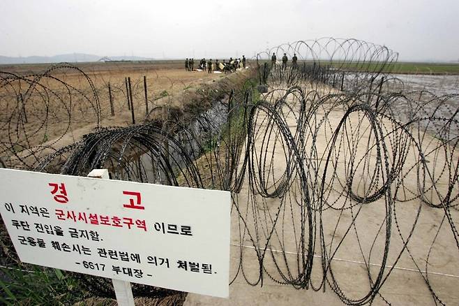 경기도 평택시 대추리 대추분교 2차 행정대집행이 이뤄진 다음날인 2006년 5월5일 도두리 들판에 군인들이 쳐놓은 철조망과 경고판이 서 있다. 김태형 기자 xogud555@hani.co.kr