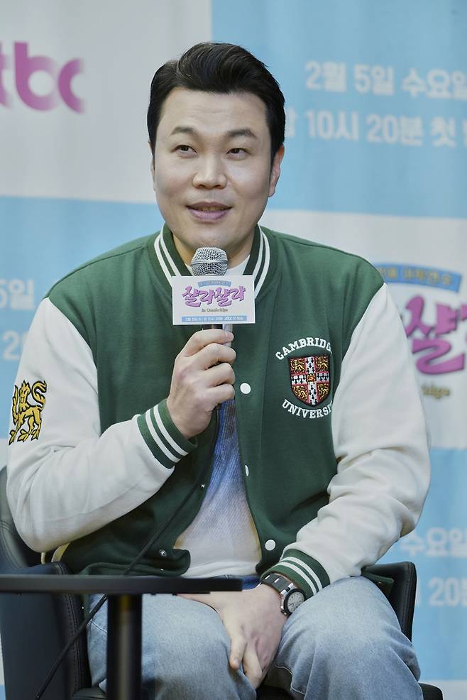 배우 신승환이 3일 오후 서울 상암동 스탠포드호텔 그랜드볼룸에서 열린 JTBC 새 예능 ‘늦기 전에 어학연수-샬라샬라’의 제작발표회에 참석해 발언하고 있다. 사진 JTBC