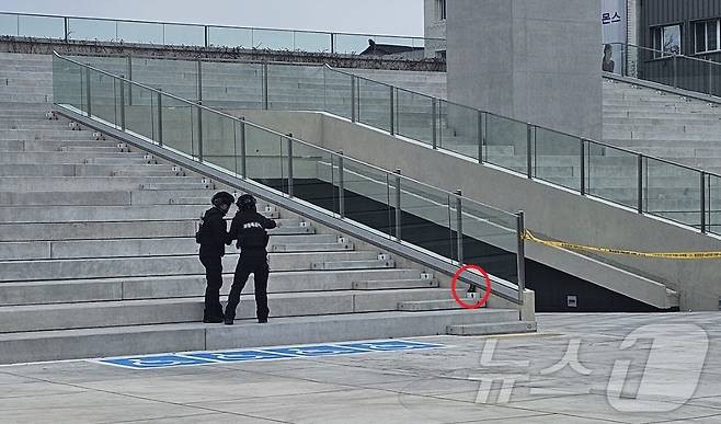 진주대첩 역사공원 야외공연장에서 발견된 모조 수류탄(빨간원)(경남경찰청 제공). 2025.1.31