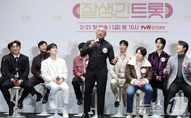 격투기 선수 추성훈(가운데)이 4일 서울 영등포구 라마다 서울 신도림에서 열린 tvN STORY 예능 ‘잘생긴 트롯’ 제작발표회에 참석해 노래를 부르고 있다. ‘잘생긴 트롯’(연출 황다원, 작가 정수정)은 연예계 대표 12명의 남자 스타들이 트롯에 진정성을 가지고 도전하는 신(新) 음악 예능이다. 2025.2.4/뉴스1 ⓒ News1 권현진 기자