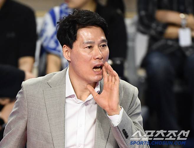 4일 화성체육관에서 열린 IBK 기업은행과 현대건설의 경기. 현대건설 강성형 감독이 선수들을 독려하고 있다. 화성=정재근 기자 cjg@sportschosun.com/2025.2.4/