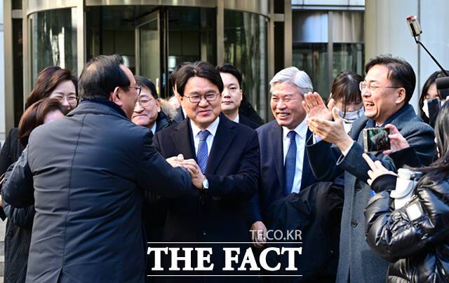 이른바 '울산시장 선거 개입 의혹'으로 재판에 넘겨진 송철호 전 울산시장과 더불어민주당 황운하 의원에게 2심에서 무죄가 선고됐다./이새롬 기자