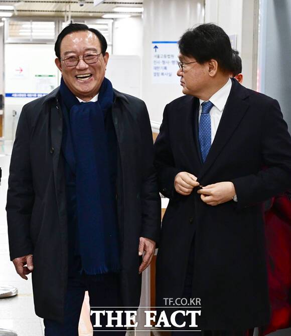 송철호 전 울산시장(왼쪽)이 4일 서울 서초구 서울고등법원에서 열린 문재인 정부 당시 청와대의 울산시장 선거 개입 의혹 사건 2심 선고 공판에서 무죄를 선고 받은 뒤 미소지으며 법원을 나서고 있다. 오른쪽은 황운하 조국혁신당 원내대표./이새롬 기자