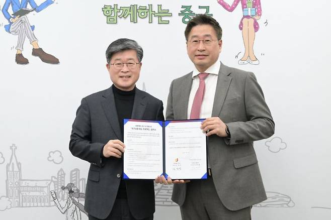 서울 중구와 호텔신라가 취약계층 지원을 위한 ‘위기상황 해소 프로젝트’ 협약을 맺었다. 사진 왼쪽 김길성 중구청장, 오른쪽은 김준환 호텔신라 부사장. 중구 제공.