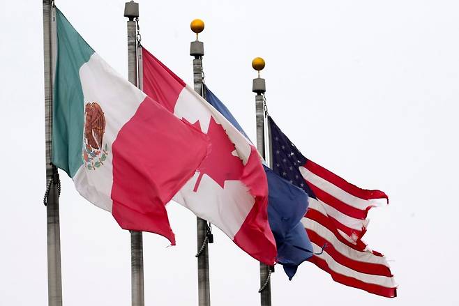 관세전쟁이 발발을 목전에 두고 일단 중단됐다. 간밤의 주인공은 미국, 캐나다, 멕시코. AP 뉴시스
