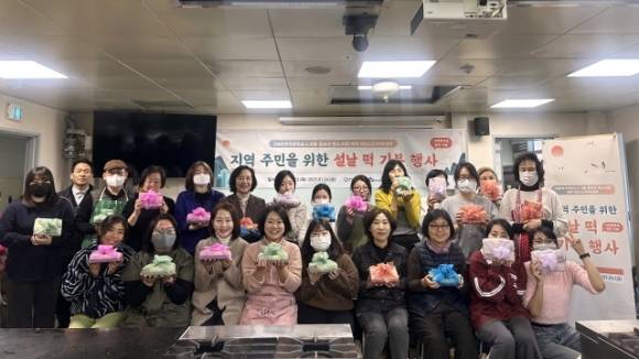 NULi古HiVE(누리고하이브) 센터 평생직업교육과정의 ‘한과디저트 마스터 과정’과 ‘K-디저트 떡제조기능사 자격증 과정’을 이수한 수료생들이 떡 제조에 참여하였다. (사진=배화여자대학교 제공)