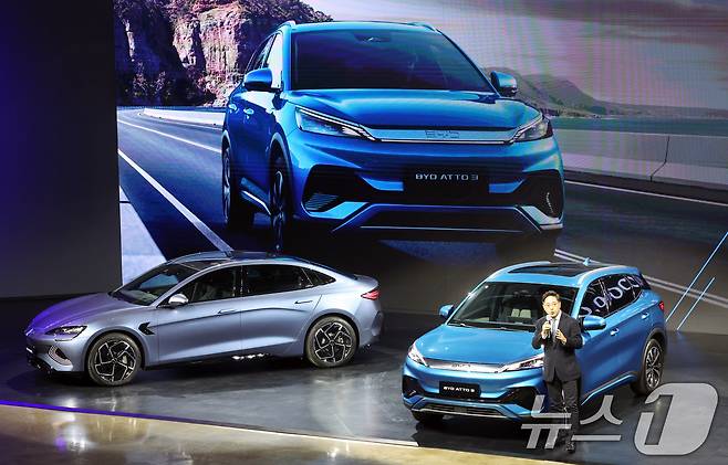 16일 인천시 중구 상상플랫폼에서 열린 BYD 승용 브랜드 런칭 미디어 쇼케이스에서 조인철 BYD 코리아 승용부문 대표가 아토3(ATTO3)차량을 소개하고 있다. 2025.1.16/뉴스1 ⓒ News1 김명섭 기자