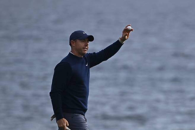 Rory McIlroy, of Northern Ireland, reacts after putting on the 18th hole at Pebble Beach Golf Links during the final round to win the AT&T Pebble Beach Pro-Am golf tournament, Sunday, Feb. 2, 2025, in Pebble Beach, Calif. (AP Photo/Nic Coury)
<저작권자(c) 연합뉴스, 무단 전재-재배포, AI 학습 및 활용 금지>