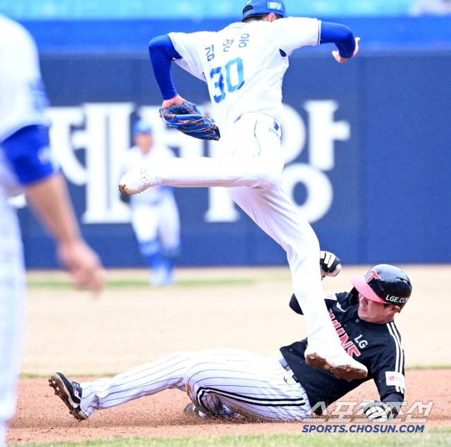 12일 대구삼성라이온즈파크에서 열린 KBO리그 LG와 삼성의 시범경기, 2회초 1사 1루 LG 문보경 타석때 1루주자 오지환이 2루 도루를 성공하고 있다.대구=허상욱 기자wook@sportschosun.com/2024.03.12/