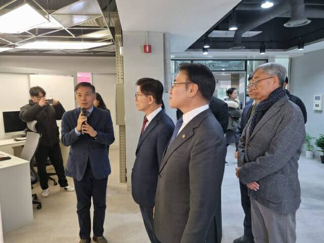 전영표 42서울 학장(왼쪽)이 장관들에게 아카데미의 프로그램에 대해 설명하고 있다. (사진=조이환 기자)