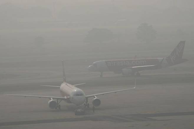 태국에서 미세먼지 등 대기 오염 악화로 인해 항공기 운항에 차질이 빚어지는 등 피해가 잇따르고 있다. 3일(현지시간) 방콕포스트, 네이션 등 현지 매체는 전날 오전 방콕 돈므앙 공항에서 미세먼지로 시야가 확보되지 않아 항공기가 정상적으로 착륙하지 못했다고 보도했다. AP·연합뉴스