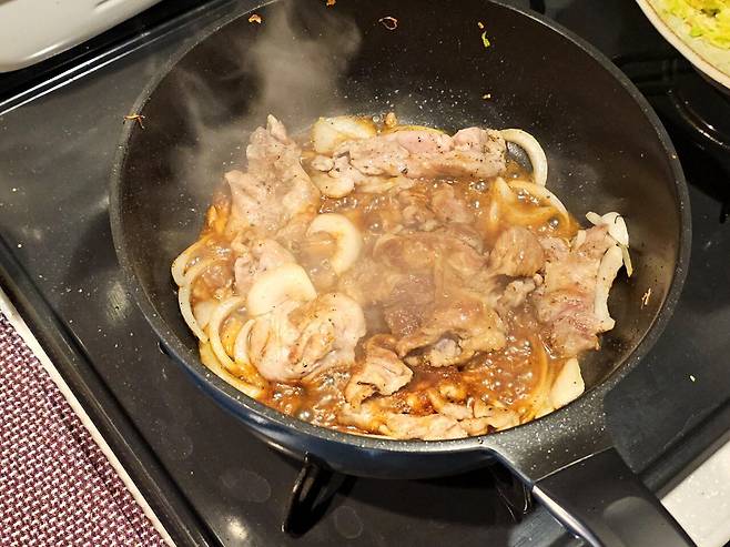 20250205_200339.jpg <도쿄외노자> 아내가 외출이어서 직접 만든 생강돼지목살 구이.jpg