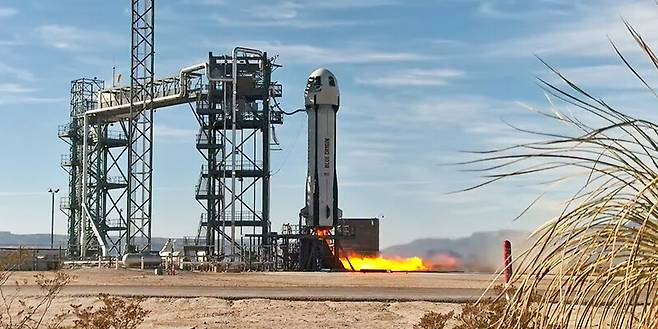 블루오리진의 뉴셰퍼드가 4일(현지시각) 29번째 준궤도 비행을 위해 이륙하고 있다. 블루오리진 제공