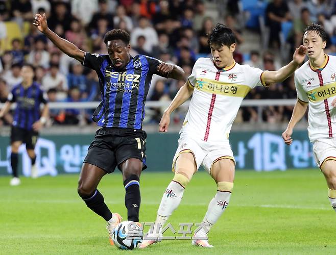 2023 프로축구 K리그1 23라운드 인천유나이티드와 대전하나시티즌의 경기가 16일 오후 인천축구전용경기장에서 열렸다. 전반 제르소가 김현우의 수비를 뚫고 상대 문전으로 쇄도하고 있다. 인천=김민규 기자 mgkim1@edaily.co.kr /2023.07.16/