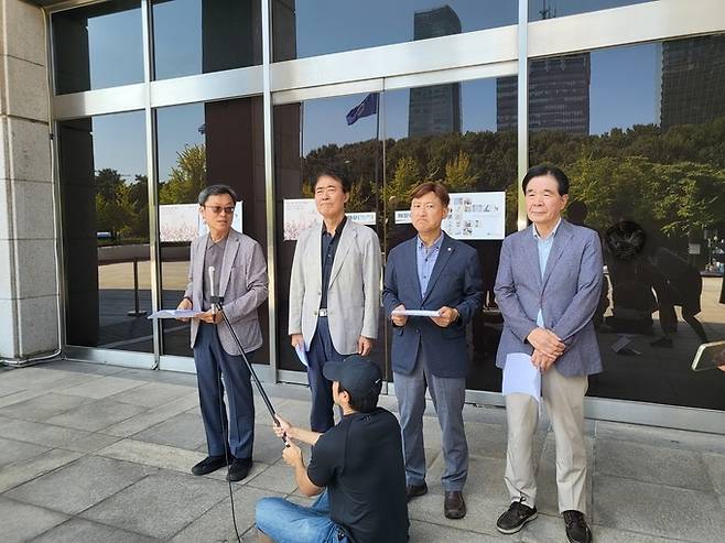 지난해 9월4일 KBS 야권 이사 4명은 이사회 개최 전 서울 여의도 KBS 본관 앞에서 기자회견을 열어 새 KBS 이사 선임 집행정지 신청 건과 관련해 '법원의 조속한 효력정지 결정을 요청한다'고 밝혔다. /박지은 기자