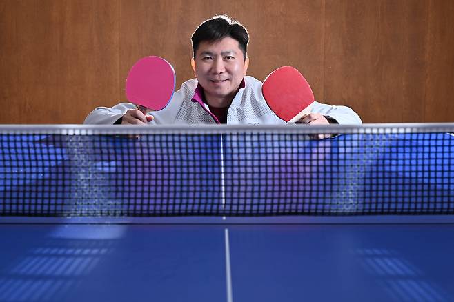 유승민 대한체육회장 당선인이 지난달 31일 서울 서초구 RSM스포츠 사무실에서 헤럴드경제와 인터뷰에 앞서 탁구 라켓을 들고 포즈를 취하고 있다. 임세준 기자