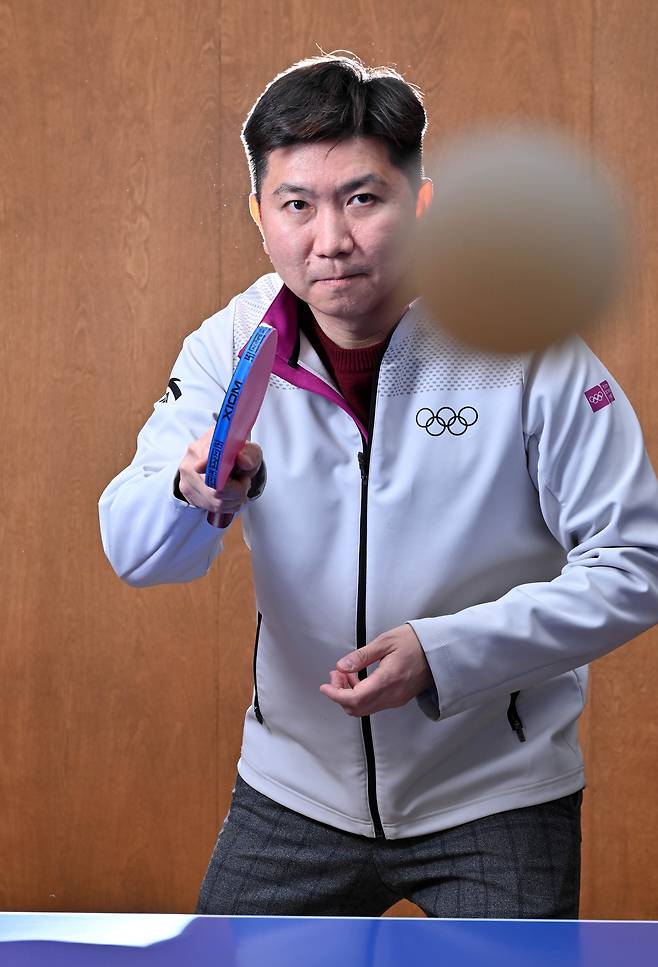 유승민 대한체육회장 당선인이 지난달 31일 서울 서초구 RSM스포츠 사무실에서 헤럴드경제와 인터뷰에 앞서 탁구라켓을 들고 자세를 취하고 있다. 임세준 기자