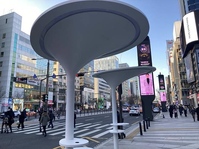 강남대로에 새롭게 설치된 버섯 모양의 그늘막. 손인규 기자