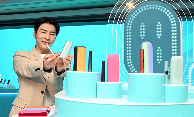 한국필립모리스가 5일 오전 서울 중구 롯데호텔 크리스탈 볼룸에서 궐련형 전자담배 기기 신제품 ‘아이코스 일루마 i(IQOS ILUMA i)’ 시리즈 출시 행사를 진행한 가운데 모델이 제품을 선보이고 있다. 임세준 기자