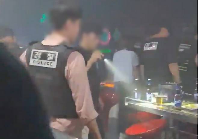 부산경찰청은 베트남인이 운영하는 유흥가를 중심으로 마약을 유통하고 투약한 90명을 붙잡았다. 사진은 유흥주점 단속 장면. 부산경찰청 제공