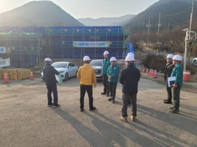 ▲정영철 산청부군수가 정수장 현장 점검을 하고 있다. ⓒ산청군
