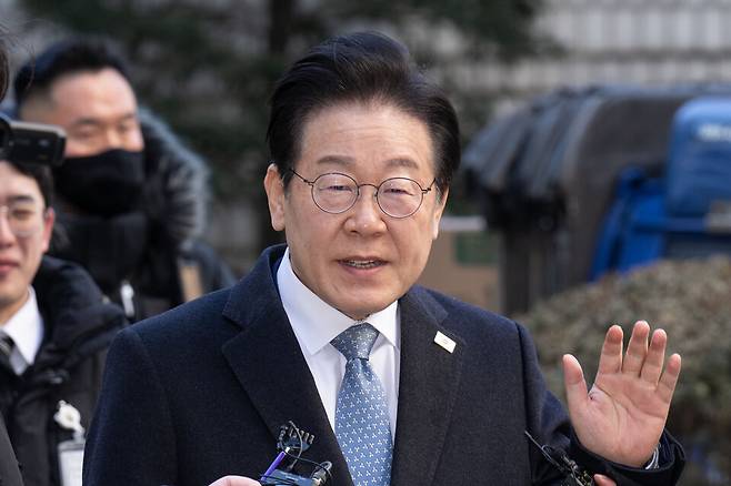이재명 더불어민주당 대표가 2월4일 오전 서울 서초구 서울중앙지방법원에서 열린 '대장동 배임·성남FC 뇌물' 1심 속행 공판에 출석하기 위해 법원 청사에 도착한 뒤 지지자들을 향해 손을 들어 인사하고 있다.ⓒ연합뉴스