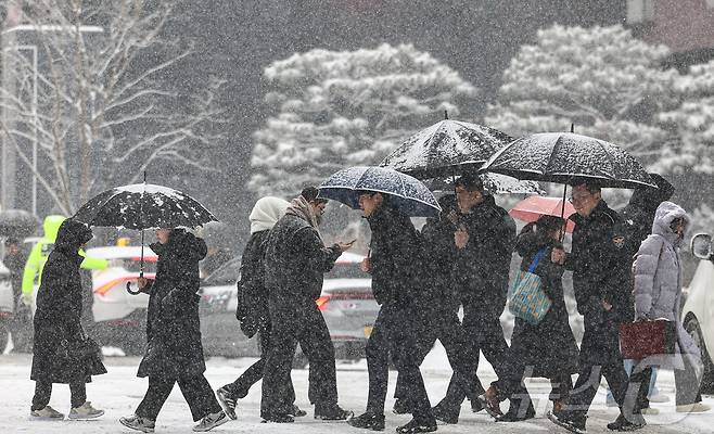 서울에 대설주의보가 내려진 6일 오후 서울 종로구 종각역 인근에서 시민들이 발걸음을 재촉하고 있다. 2025.2.6/뉴스1 ⓒ News1 김도우 기자