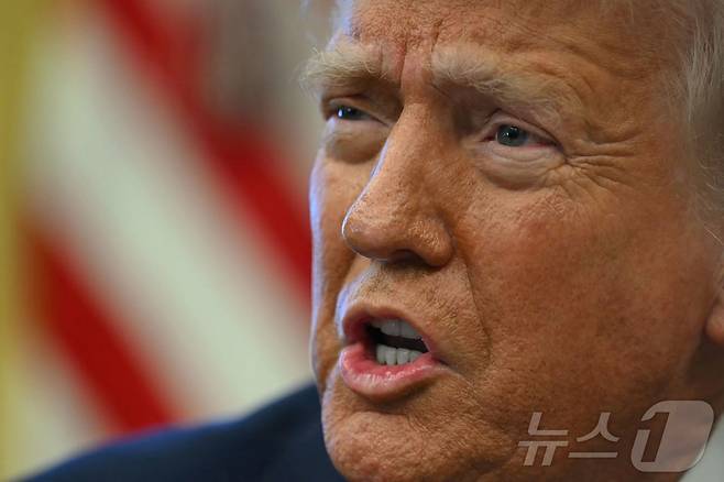 도널드 트럼프 미국 대통령이 4일(현지시간) 워싱턴 백악관에서 유엔 인권이사회와 유엔 팔레스타인 난민구호기구(UNRWA)에서 탈퇴하는 행정명령에 서명을 한 뒤 "유엔은 솔직히 제대로 운영되지 못하고 있다"고 밝히고 있다. 2025.02.05 ⓒ AFP=뉴스1 ⓒ News1 우동명 기자