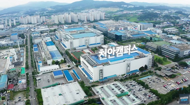 고대역폭메모리(HBM) 등 첨단 반도체 패키징을 담당하는 삼성전자 천안 공장 전경 (자료: 삼성전자)