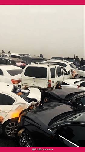 푸양의 한 고속도로 연쇄 추돌 사고 현장 / 유튜브 @trtworld 영상 캡처