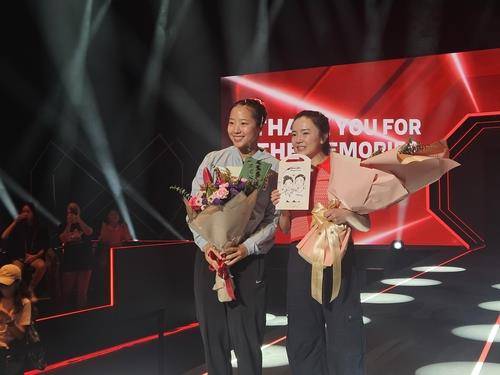 WTT 싱가포르 스매시서 은퇴식 가진 전지희(오른쪽)와 축하해준 신유빈. 사진=WTT 인스타그램 캡처.